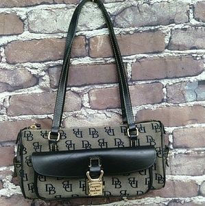 Dooney & bourke shoulder purse.